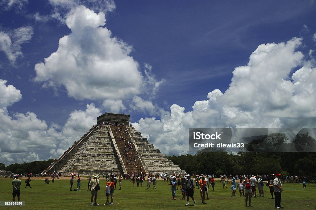 Чичен-Ица Огромная Пирамида - Стоковые фото П�ирамида роялти-фри