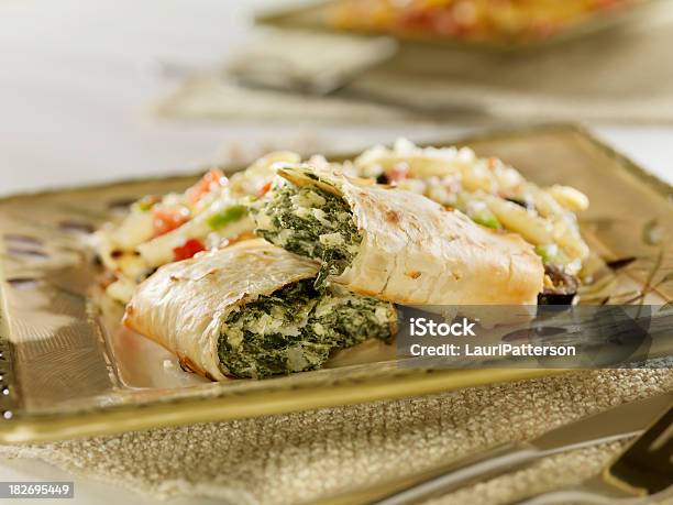 Photo libre de droit de Spanakopita Avec Grec Salade De Pâtes banque d'images et plus d'images libres de droit de Aliment - Aliment, Aliment en portion, Aliments et boissons