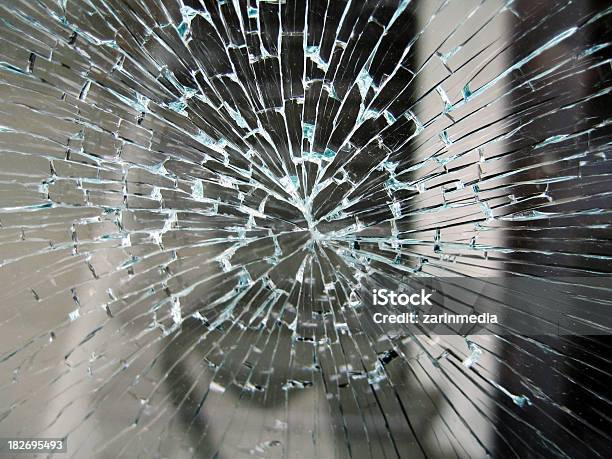 Broken Glas In Eingang Stockfoto und mehr Bilder von Beschädigt - Beschädigt, Bewegung, Das Böse