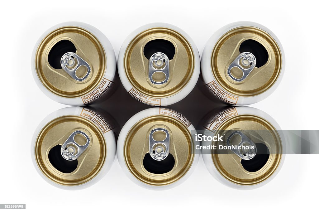 Six canettes vides et les boissons - Photo de Boîte en fer-blanc libre de droits