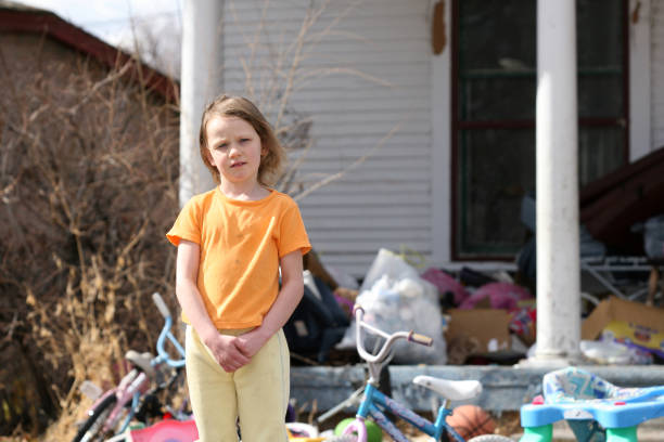 нищеты в америке series - rural scene little girls child one little girl стоковые фото и изображения