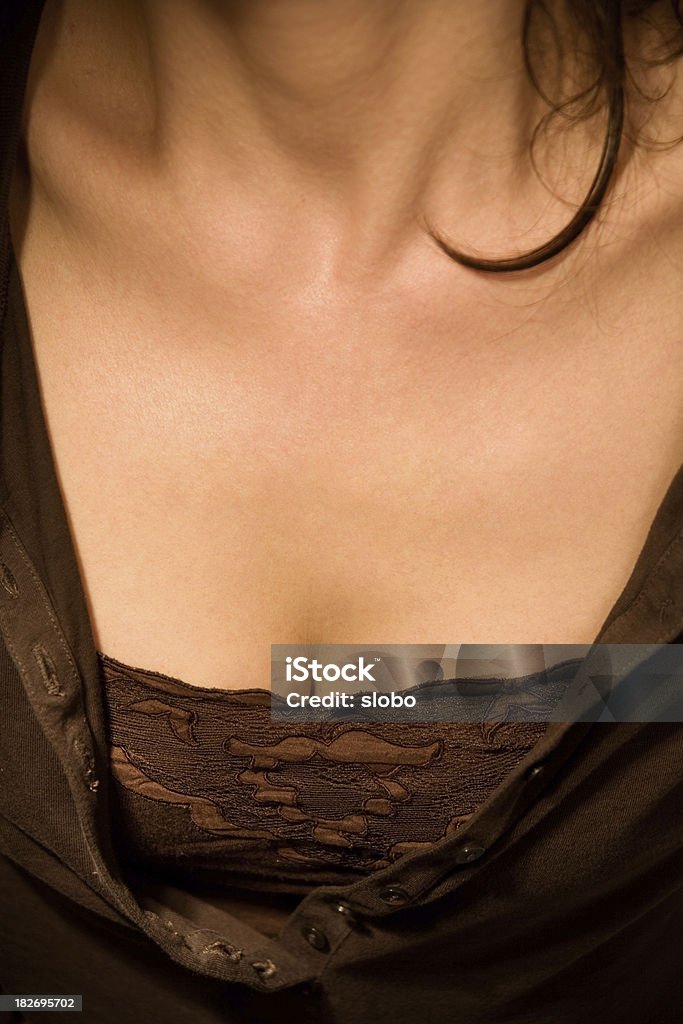 Camicetta marrone busto - Foto stock royalty-free di Completamente sbotttonato