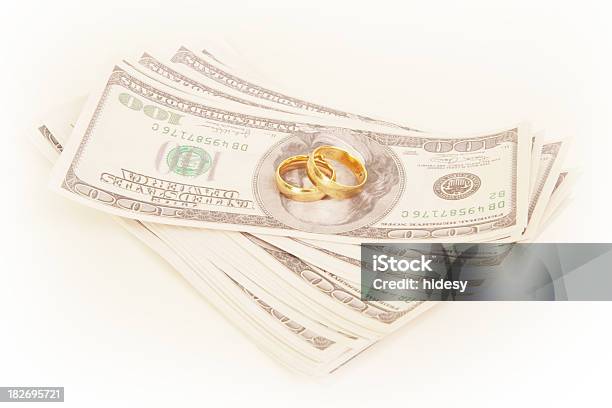 コストの結婚 - 結婚指輪のストックフォトや画像を多数ご用意 - 結婚指輪, 通貨, 2人