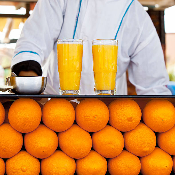 suco de laranja em marraquexe - djemma el fna square - fotografias e filmes do acervo