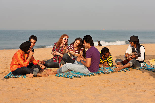 tiempo en la playa en la india - suit jeans men musician fotografías e imágenes de stock