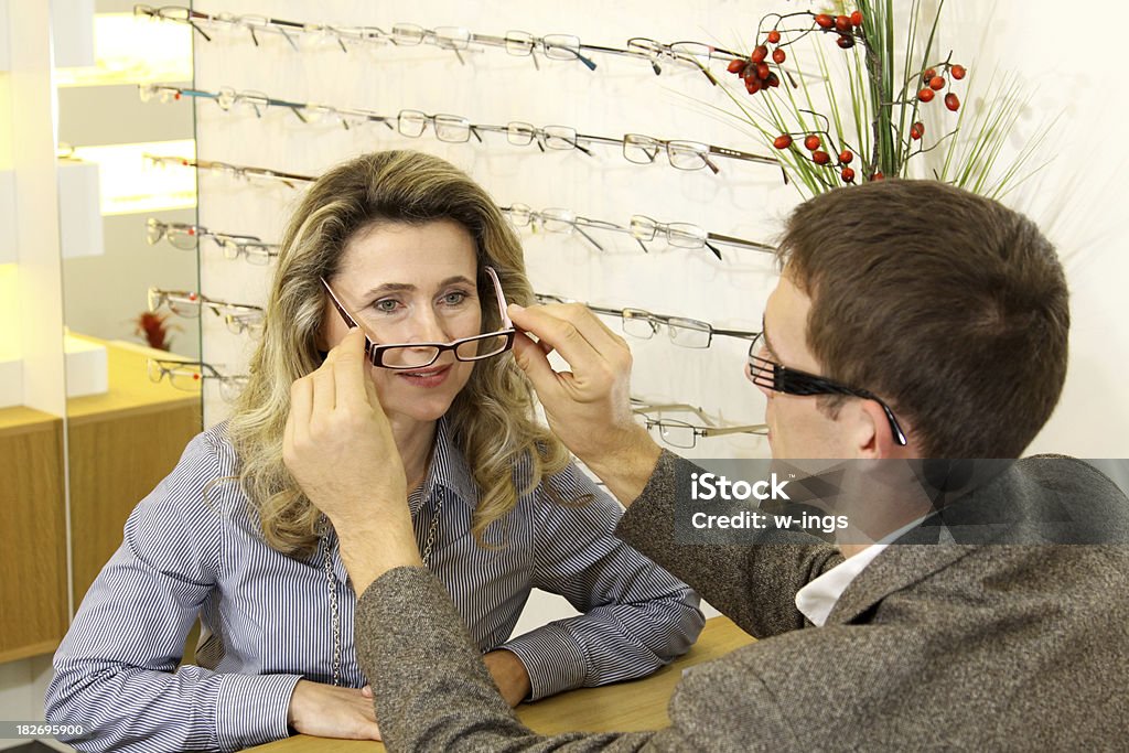 Ajuste novo óculos - Foto de stock de Mulheres royalty-free
