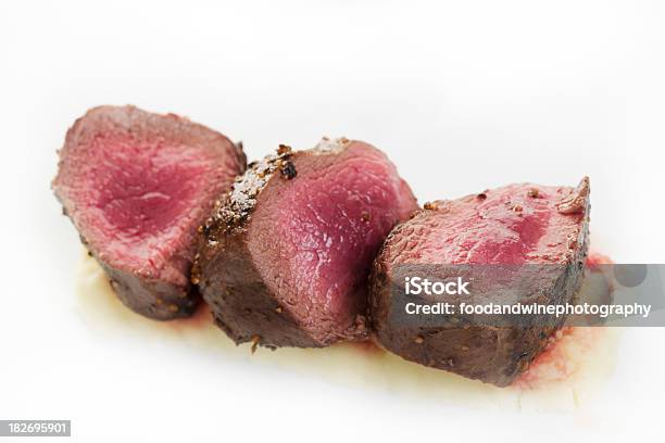 Bife De Carne De Veado - Fotografias de stock e mais imagens de Carne de Veado - Carne de Veado, Acima, Fundo Branco