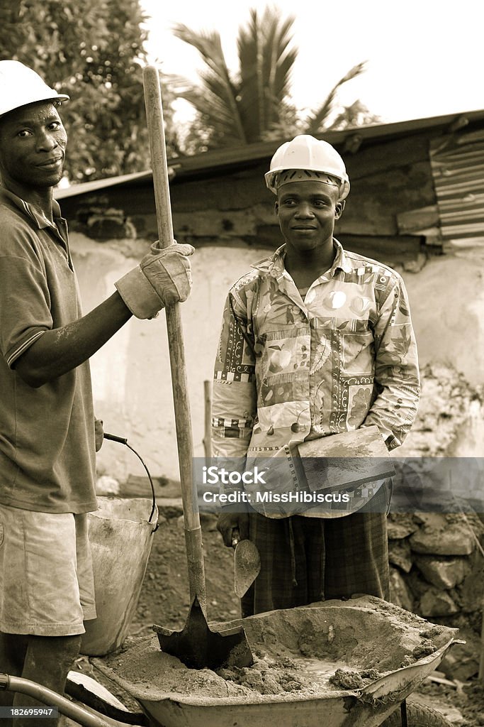 African mężczyźni Budowa domu - Zbiór zdjęć royalty-free (Afryka)