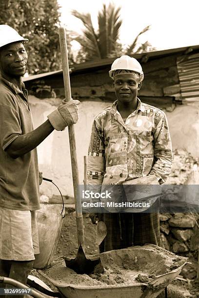 African Mężczyźni Budowa Domu - zdjęcia stockowe i więcej obrazów Afryka - Afryka, Afryka Zachodnia, Afrykanin