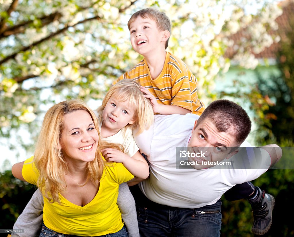 Família Jovem com seus dois filhos Cavalitas passeia - Royalty-free 30-39 Anos Foto de stock