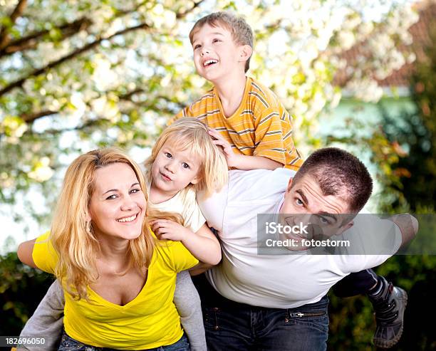 Família Jovem Com Seus Dois Filhos Cavalitas Passeia - Fotografias de stock e mais imagens de 30-39 Anos