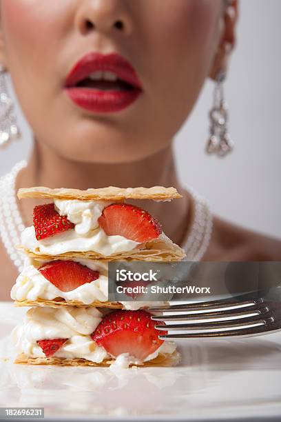 Foto de Comer Torta De Morango e mais fotos de stock de Adulto - Adulto, Alimentação Não-saudável, Antecipação