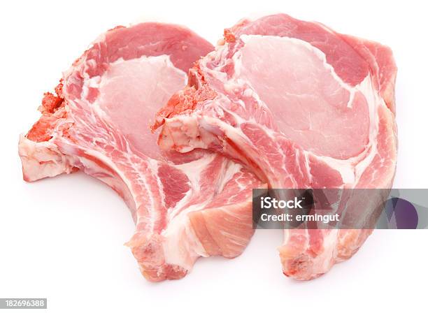 Dos Chuletas De Cerdo Aislado En Blanco Foto de stock y más banco de imágenes de Chuleta - Chuleta, Carne de cerdo, Costilla - Alimento