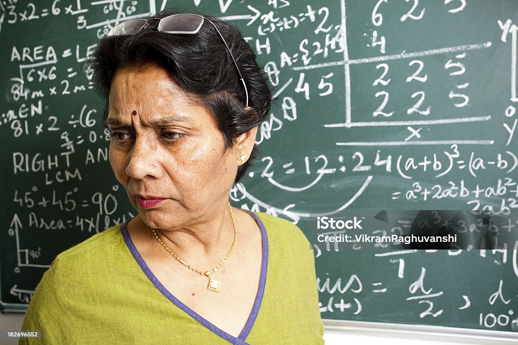 Mulher Senior indiano professor interagir com a turma de matemática - Royalty-free Cultura Indiana Foto de stock