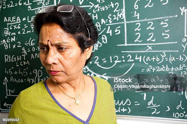 Mulher Senior Indiano Professor Interagir Com A Turma De Matemática - Fotografias de stock e mais imagens de Cultura Indiana