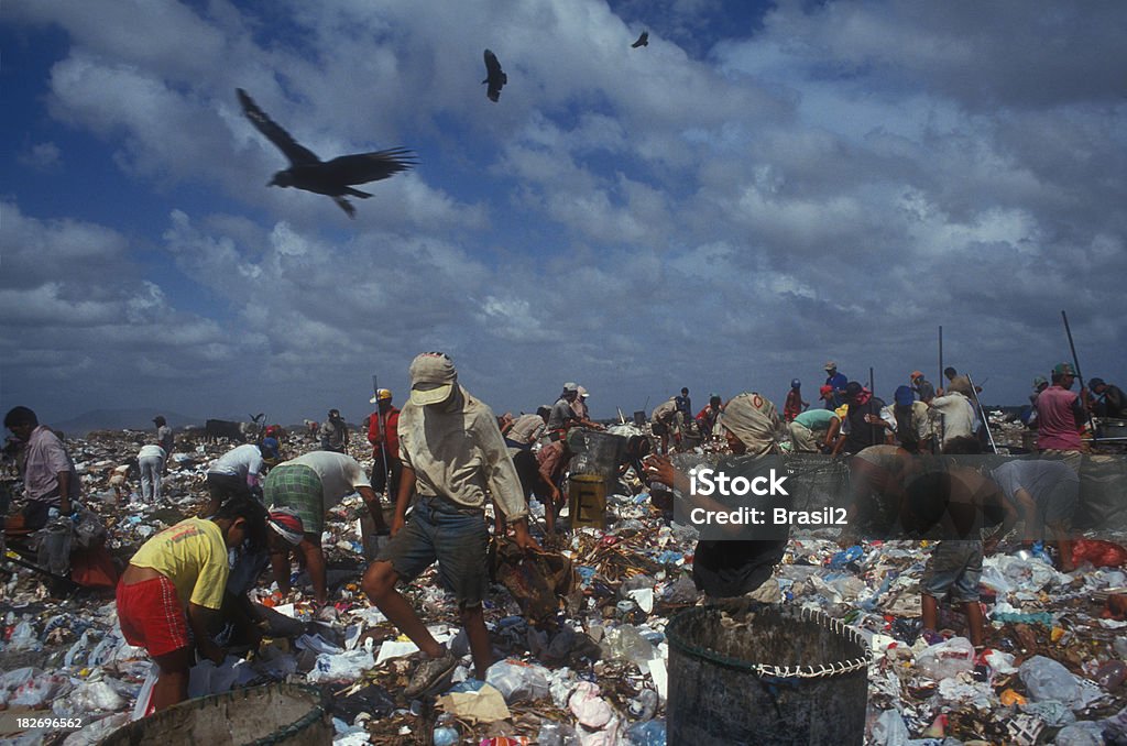 Trabajan en el vertedero de basuras - Foto de stock de Basura libre de derechos