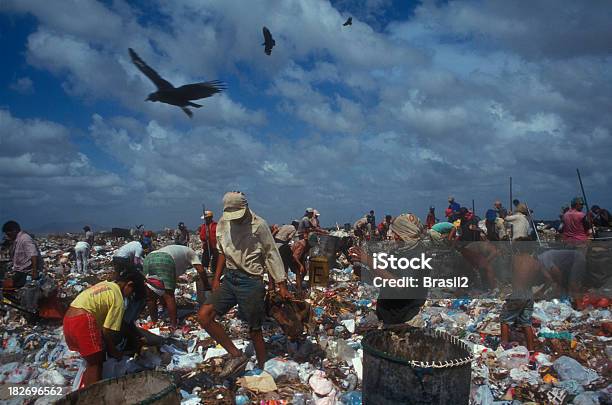 Trabajan En El Vertedero De Basuras Foto de stock y más banco de imágenes de Basura - Basura, Niño, Barrio bajo