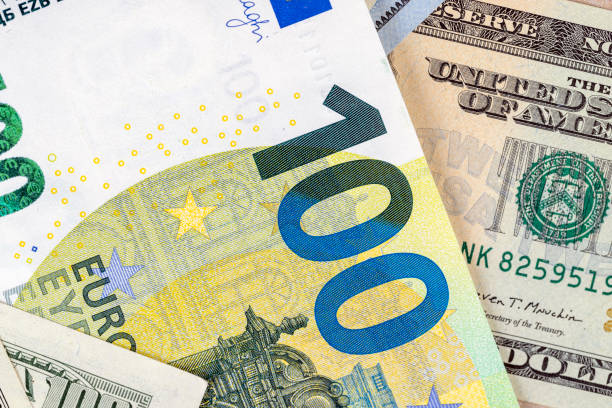 американские доллары и европейские евро крупным планом - european union coin european union currency euro symbol coin стоковые фото и изображения