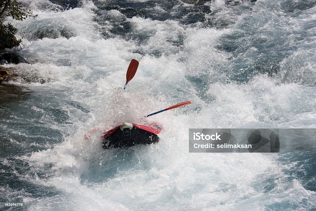 rafting en aguas bravas - Foto de stock de Ola libre de derechos