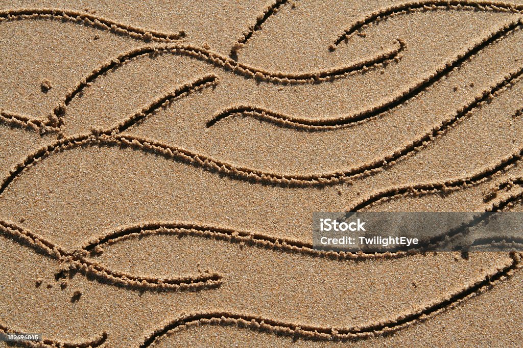 Vagues de dessinés sur le sable - Photo de Bonheur libre de droits