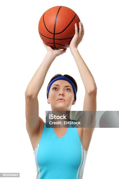 Photo libre de droit de Jeune Femme Joueur De Basketball Isolé Sur Fond Blanc banque d'images et plus d'images libres de droit de Adulte