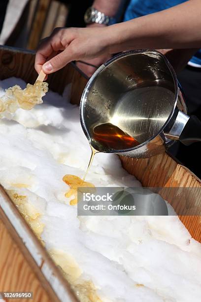 Photo libre de droit de Bonbon Sucre Dérable Sur La Neige À Sugar Shack banque d'images et plus d'images libres de droit de Sirop - Sirop, Érable, A la mode