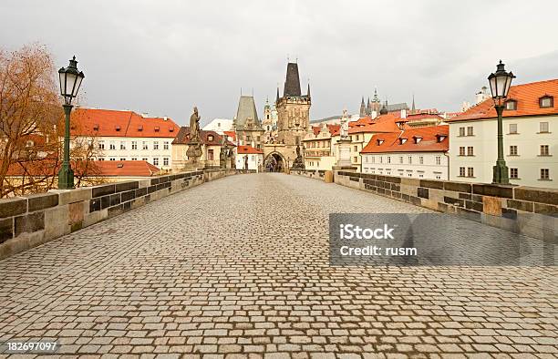 Vazio Charles Bridge Praga - Fotografias de stock e mais imagens de Praga - Boémia - Praga - Boémia, República Checa, Antigo