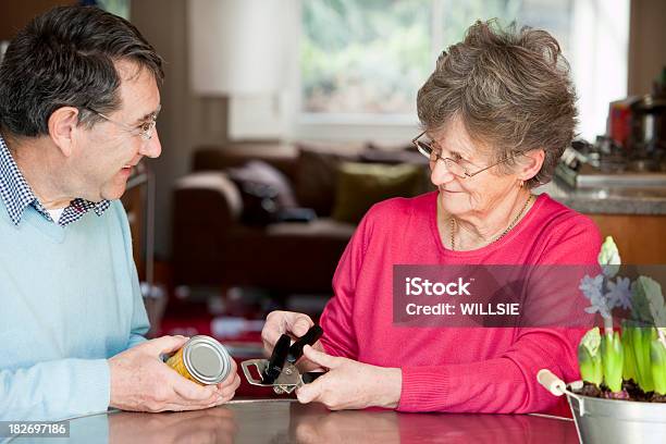 Senior Com Terapia Ocupacional Casa Avaliação Segurando Abridor De Lata - Fotografias de stock e mais imagens de Terapia Ocupacional