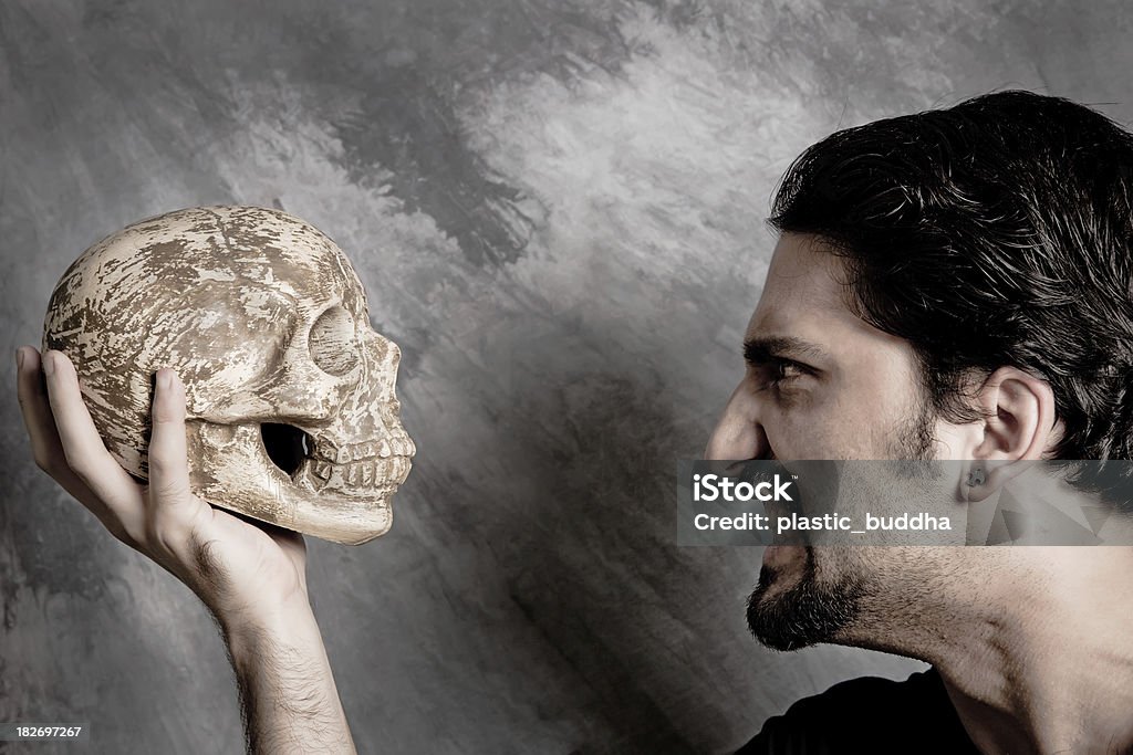 Lucha con cráneo - Foto de stock de William Shakespeare libre de derechos