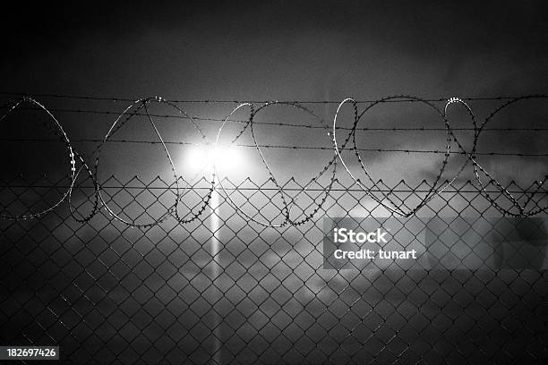 Тюрьма — стоковые фотографии и другие картинки Ночь - Ночь, Тюрьма, Без людей