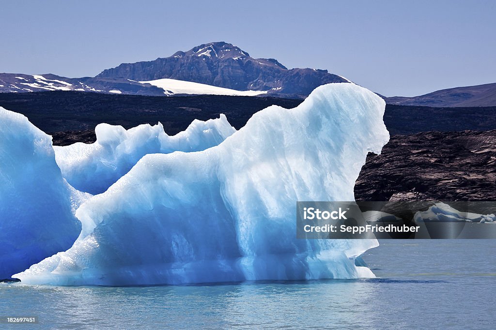 Blue iceberg flotando en el glaciar Upsala - Foto de stock de Argentina libre de derechos