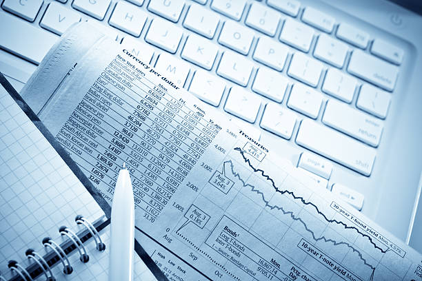 gazeta z notatnik i długopis na laptopa - interest rate finance financial page financial figures zdjęcia i obrazy z banku zdjęć