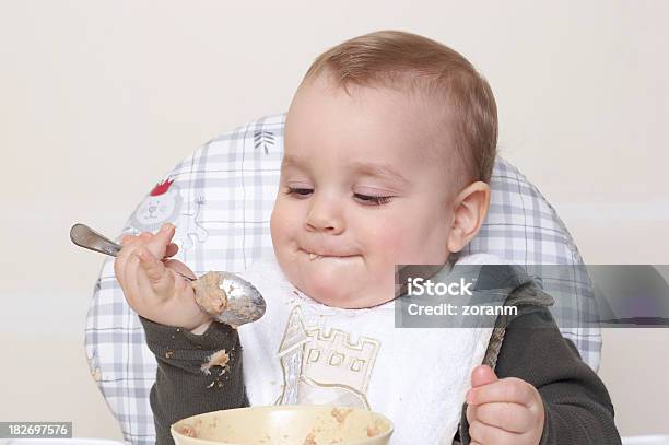 Dziecko Jedzenie - zdjęcia stockowe i więcej obrazów Chaos - Chaos, Chłopcy, Ciało stałe