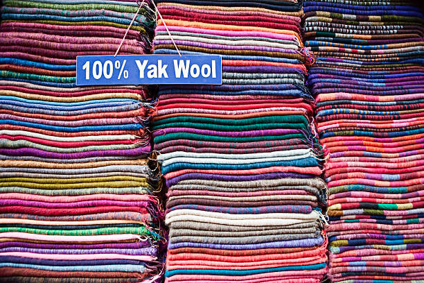 100% lã de iaque - nepal bazaar kathmandu textile imagens e fotografias de stock