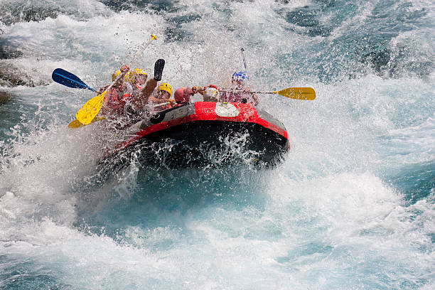 rafting em rápidos em koprulu kanyon antália, turquia - team sport rafting white water rafting rapid imagens e fotografias de stock