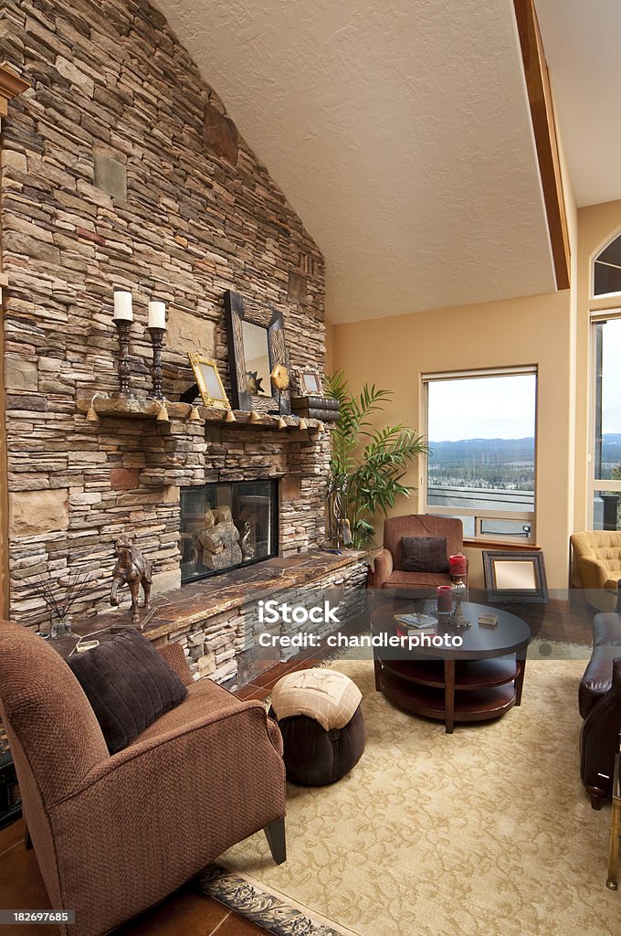 Salon avec mur de briques et cheminée - Photo de Foyer de cheminée libre de droits
