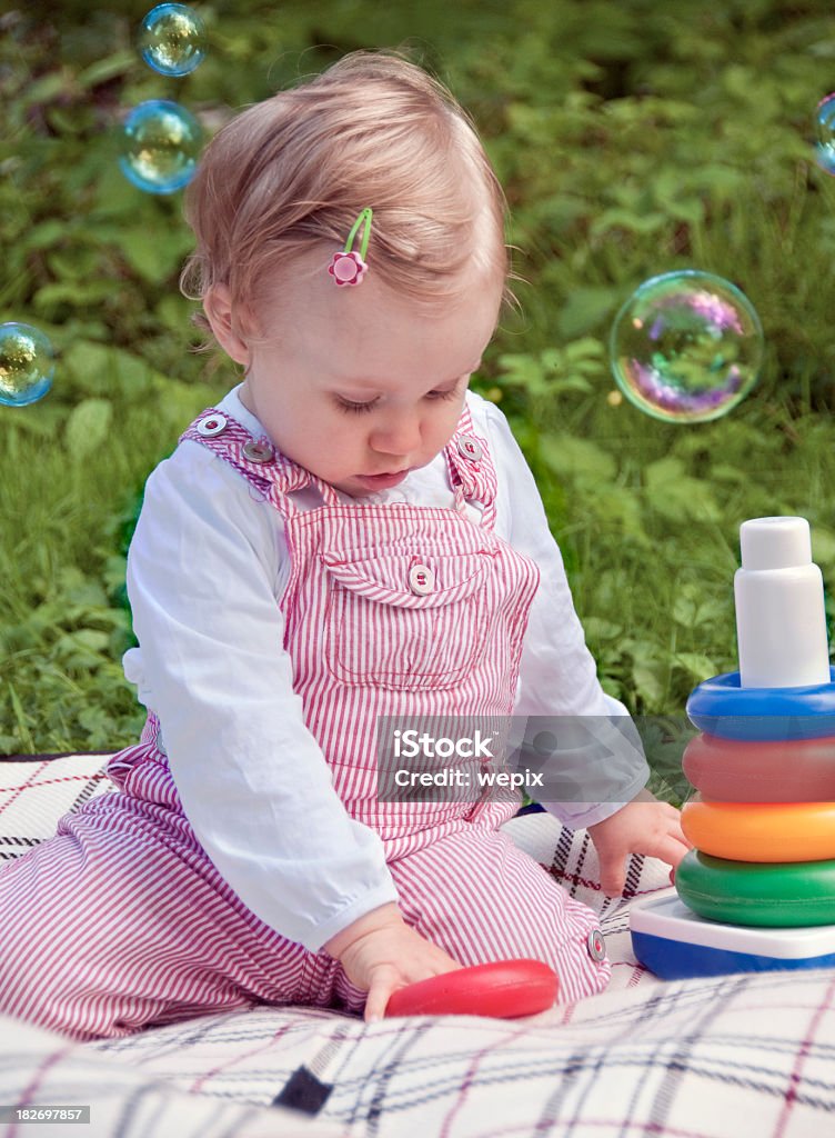 Carino piccolo bambino bambino giocano bolle di sapone coperta Verde orto - Foto stock royalty-free di 12-17 mesi