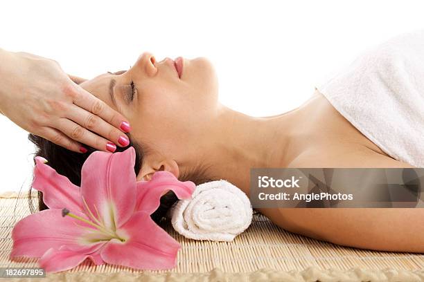 Massaggio Alla Testa - Fotografie stock e altre immagini di Adulto - Adulto, Beautiful Woman, Bellezza