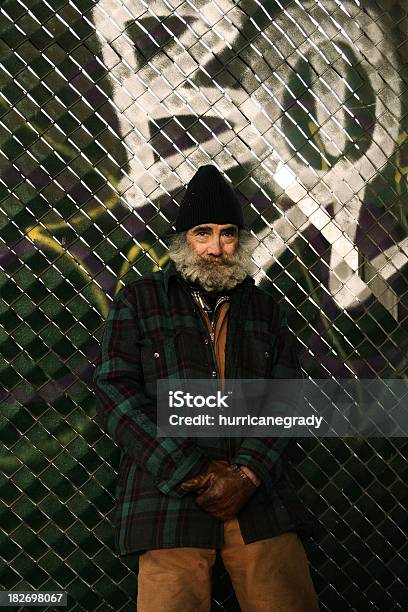 Pozbawionych Człowiek - zdjęcia stockowe i więcej obrazów Bezdomność - Bezdomność, Czarny kolor, Mężczyźni