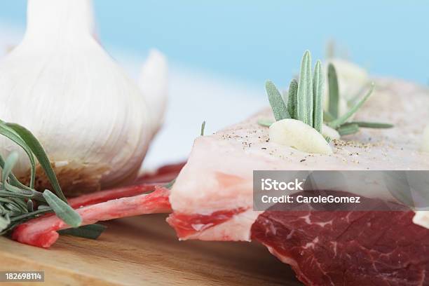 Corona Di Agnello Di Primavera Con Lavanda E Aglio - Fotografie stock e altre immagini di Carne - Carne, Cibi e bevande, Cibo