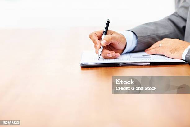 손으로 계약서에 서명한다는 것은 비즈니스 계약서에 대한 스톡 사진 및 기타 이미지 - 계약서, 계획, 권위