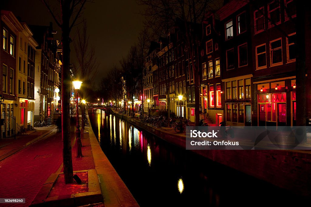 Cidade de Amsterdã bairro da luz vermelha, à noite - Foto de stock de Amsterdã royalty-free