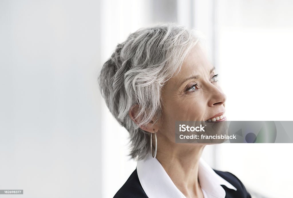 executive matura donna d'affari guarda al futuro - Foto stock royalty-free di Donna in carriera