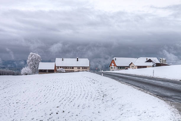 de nieve en los campos y granja, de vaud, hdr - storm storm cloud hdr barn fotografías e imágenes de stock