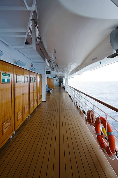 шлюпочная палуба с спасательный жилет шкафчики - life jacket cruise ship life belt safety стоковые фото и изображения