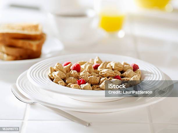 Avena Quadrati Cereali Con Frutta - Fotografie stock e altre immagini di Alimentazione sana - Alimentazione sana, Ambientazione interna, Avena - Cereali da colazione