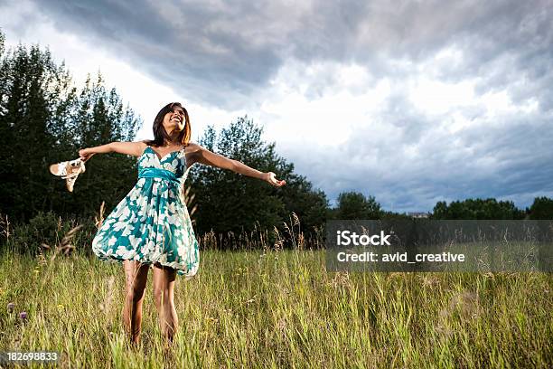 Photo libre de droit de Carefree Fille Dans Le Champ De Majorette banque d'images et plus d'images libres de droit de Adolescence - Adolescence, Adulte, Amour