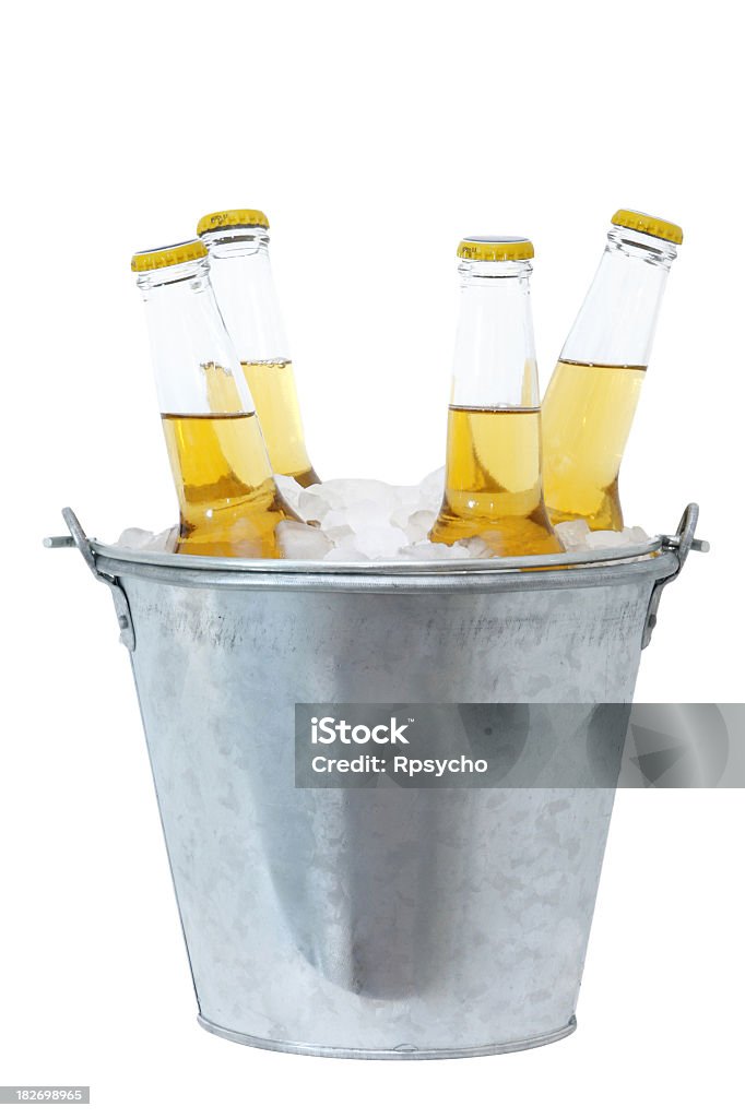 Bottiglie di birra sul ghiaccio - Foto stock royalty-free di Birra