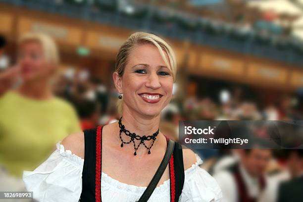 Frau Genießen Sie Das Oktoberfest Stockfoto und mehr Bilder von Alkoholisches Getränk - Alkoholisches Getränk, Bayern, Betrunken
