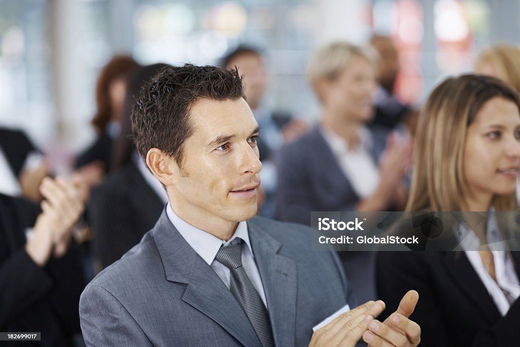 Elegantes business-Mann Applaudieren mit Kollegen bei einem seminar - Lizenzfrei 25-29 Jahre Stock-Foto
